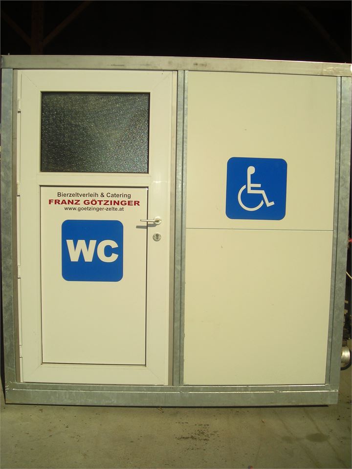 Behinderten-WC ist rollstuhlgerecht und mit einer Auffahrrampe