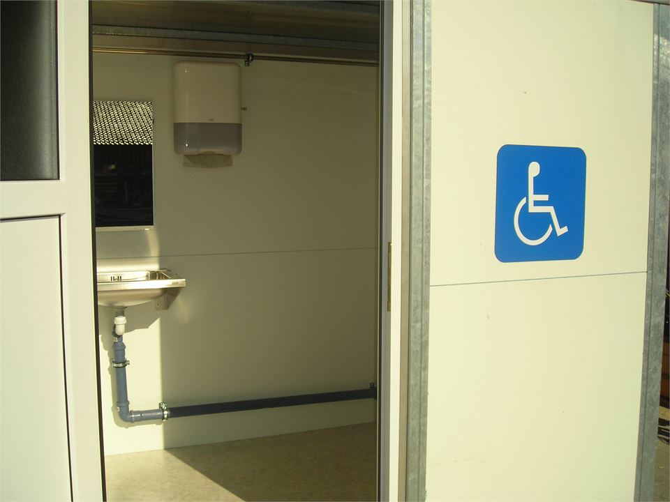 Behinderten-WC ist rollstuhlgerecht und mit einer Auffahrrampe